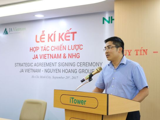 Dr. Nguyen Trung Dung - CEO of BK Holdings - Hanoi University of Science and Technology, representative of JA Vietnam's Board of Advisors made speech at the signing ceremony