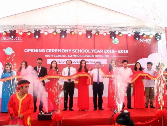Ribbon cutting ritual of the inauguration of High Education grade in iSchool Ha Tinh.