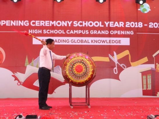 Mr. Le Dinh Son – Chairman of Ha Tinh People's Council drummed to open the new scholastic year.
