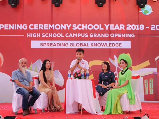 The sharing of reading culture with the participation of writer, business-woman, parent and student.