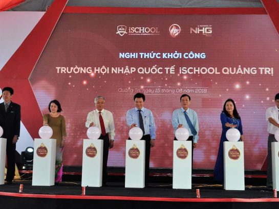 Dr. Nguyen Huu Do - Vice Minister of Education & Training, along with Representatives of Quang Tri province, Nguyen Hoang Group, and iSchool system, performed the commencement ceremony together.