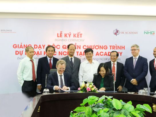 Ms. Tran Thi Kim Yen (right), Acting Director of K-12 Academic Affairs and Mr. Steve Philips (left), Managing Director of BSCW signing the MoU of exclusive teaching NCUK program in UK Academy.