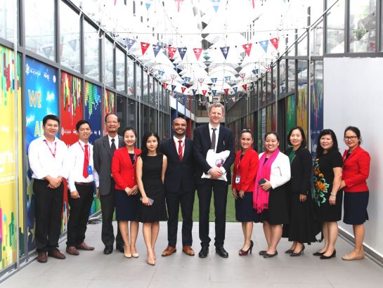 Sau lễ ký kết, đoàn đại diện BSCW cùng đại diện NHG đã đến thăm trường UK Academy cơ sở Bình Thạnh 