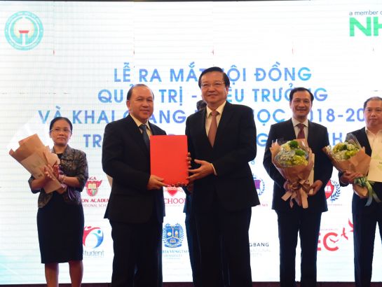 Ông Lê Hồng Sơn, Giám đốc Sở GD&ĐT TP.HCM trao quyết định công nhận Hiệu trưởng Trường Đại học Gia Định cho TS. Hà Hữu Phúc.