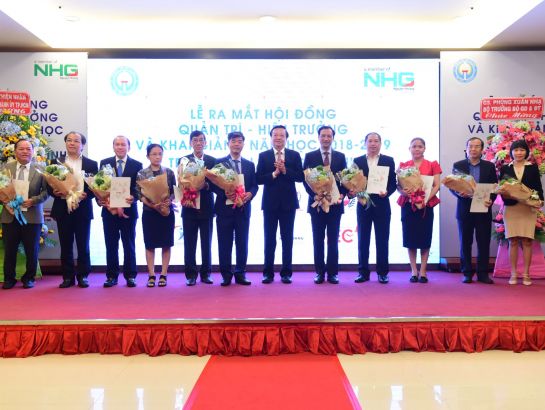 11 thành viên của HĐQT Trường Đại học Gia Định nhận quyết định và hoa từ ông Lê Hồng Sơn, Giám đốc Sở GD&ĐT TP.HCM.