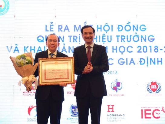 Dr. Ha Huu Phuc received Certificate of Merit of President of Ho Chi Minh City People's Committee on Gia Dinh University's achievements of excellences in the 2017-2018 academic year, contributing positively in the development of the city.