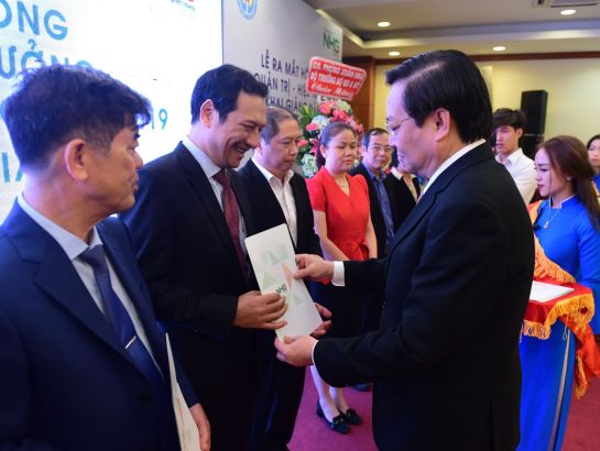 Eleven members of the board of management of Gia Dinh University received the decision and flowers from Mr. Le Hong Son, director of HCM City Department of Education and Training.