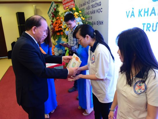 Gia Dinh University honored students for outstanding achievements in the 2017-2018 academic year.