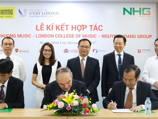 Prof., Dr. John Howard -  LCME Director, Dr. Do Manh Cuong, Permanent Member of Education Council, NHG's Academic Director and Mr. Pham Kim, General Administrator in Vietnam proceeded the signing ceremony