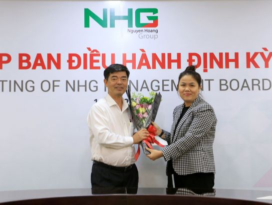 Ms. Hoang Nguyen Thu Thao – CEO of NHG delivering the appointment decision to have Associate Professor, Dr. Thai Ba Can – Deputy CEO, university development affairs as the director of the Univeristy Department and standing vice president of the University Council.