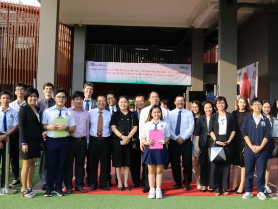 Thứ trưởng Bộ Giáo dục và Đào tạo Phạm Mạnh Hùng chụp hình lưu niệm cùng thầy cô giáo và các em học sinh Trường Quốc tế Bắc Mỹ (SNA)