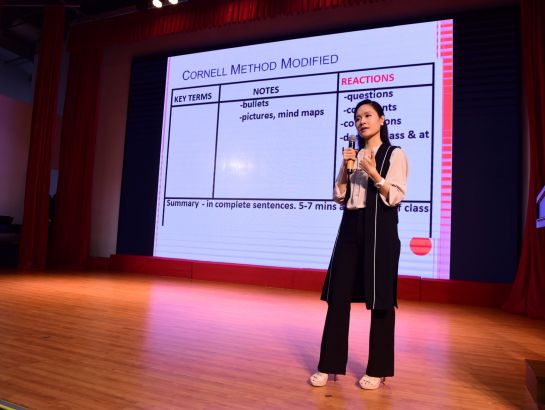The presentation about the meaning of slogan “Trust & Romance” in education of Ms. Michelle Chau – teacher of SNA is 1 of 3 most excellent in the contest.