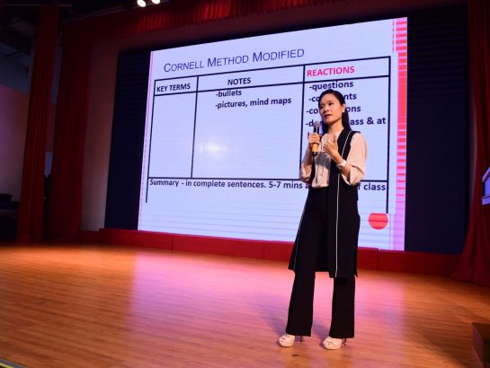 Phần trình bày về ý nghĩa của slogan “Uy Tín & Lãng Mạn” trong giáo dục của cô Michelle Chau – giáo viên trường SNA là 1 trong 3 bài thuyết trình xuất sắc nhất của cuộc thi.
