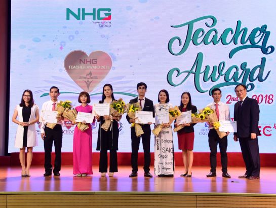 Teachers winning the most excellent presentation about “Trust & Romance in teaching” receive flowers, certificates and gifts from the representatives of NHG.