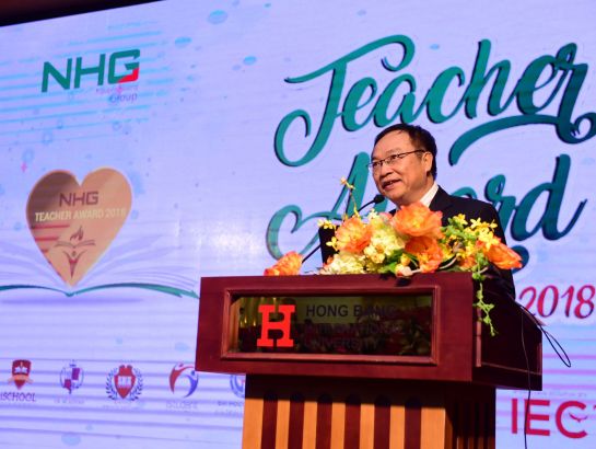 “There are two ways of spreading light: to be the candle or the mirror that reflects it. As the educators who are also the guides, teachers need to become a source of light, a mirror for students to see themselves, nourish the soul and knowledge, spread the good values in life” – Mr. Dinh Quang Nuong emphasizes.