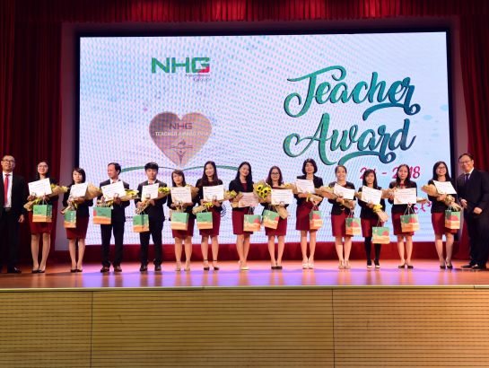Teachers awarded the prizes take photos with the representatives of management board of NHG.