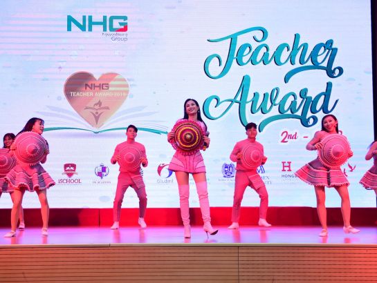 Singer Dong Nhi also congratulates on the Vietnam Teacher’s Day with 2 lovely songs about the teacher – student relationship and the school age