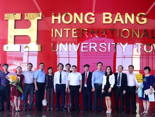 Đoàn lãnh đạo tỉnh Quảng Ngãi chụp hình lưu niệm cùng đại diện Ban điều hành Tập đoàn và Ban Giám hiệu Đại học HIU tại  tòa nhà "Con tàu Tri thức" 