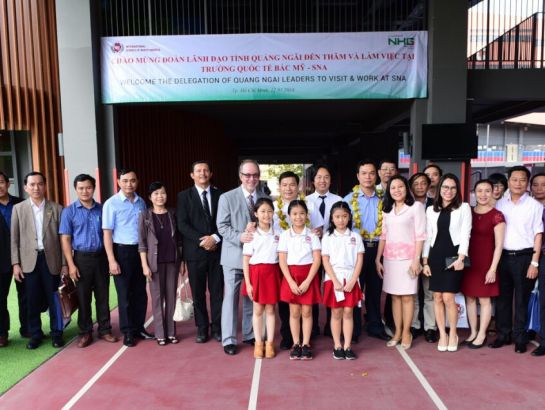 Đoàn lãnh đạo tỉnh Quảng Ngãi chụp hình lưu niệm cùng đại diện Tập đoàn Nguyễn Hoàng và các thầy cô giáo, học sinh Trường Quốc Tế Bắc Mỹ (SNA)