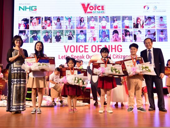 Ms. Dang Thi Thuy Linh – Deputy of Testing and Education Quality Assurance, HCMC Department of Education and Training and Dr. Do Manh Cuong – Permanent Member of Education Council, Academic Director, NHG to award Golden Medals to the “champions” of Voice of Nguyen Hoang 2017 - 2018: Vu Song Thu from SGA Bui Thi Xuan, Ton Nu Cam Ngoc from SNA, Diep Minh Nhi from iSchool Long Xuyen