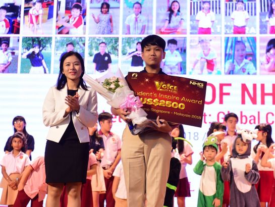 Ms. Doan Vu Anh Duong, representative of iStudent – Institute for International Relations and Study Aboard to reward “iStudent Inspire Award” – a study trip to Singapore and Malaysia worth 2,500 USD to Le Vu Quang Huy from UKA Ba Ria