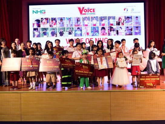Các thí sinh vòng chung kết VNH 2017 chụp ảnh lưu niệm cùng BTC và các thầy cô