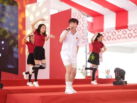 The traditional song “Be Yourself” of iSchool performed by Hoang Anh Doraemon