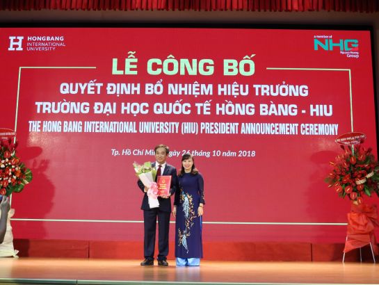 Dr. Nguyen Thi Kim Phung, Director of Higher Education Department, Ministry of Education & Training (MoET) awards the decision appointing Associate Professor, Dr. Ho Thanh Phong to be president of HIU
