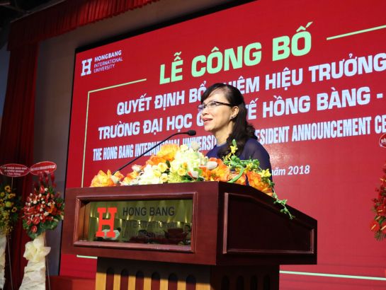 Dr. Nguyen Thi Kim Phung, Director of Higher Education Department, MoET congrates Associate Professor, Dr. Ho Thanh Phong on his new role.