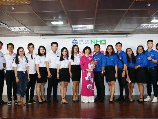 PGS.TS Mai Hồng Quỳ thân thiện chụp ảnh cùng các bạn sinh viên Hoa Sen tại buổi lễ.