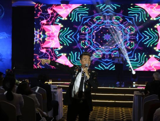 Singer Dam Vinh Hung (parents of SNA và iSchool South Saigon) performed the songs about school age.