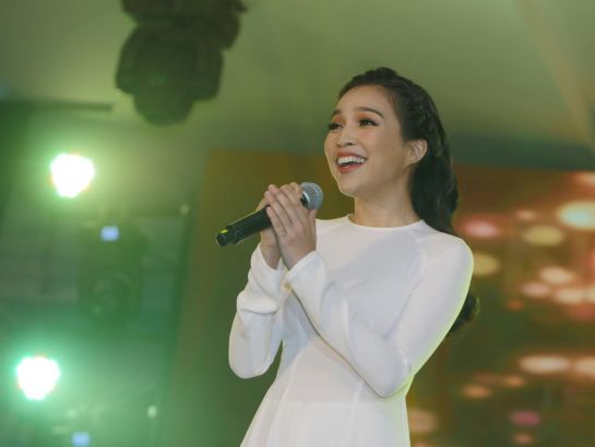 Singer Hien Thuc (parents of SNA) participated with 2 songs about the love between teachers and students.
