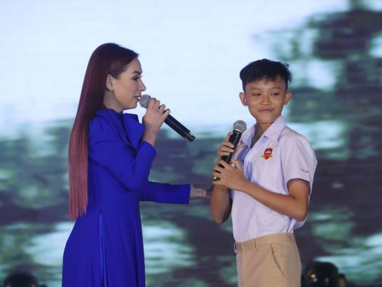 Ca sĩ Phi Nhung (phụ huynh trường SGA) và ca sĩ nhí Hồ Văn Cường (học sinh trường iSchool Nam Sài Gòn) song ca trong chương trình.