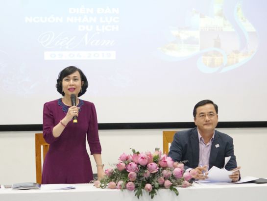 NSƯT.GS.TS Mai Hồng Quỳ, Hiệu trưởng Trường Đại học Hoa Sen (trái) trả lời câu hỏi phóng viên.