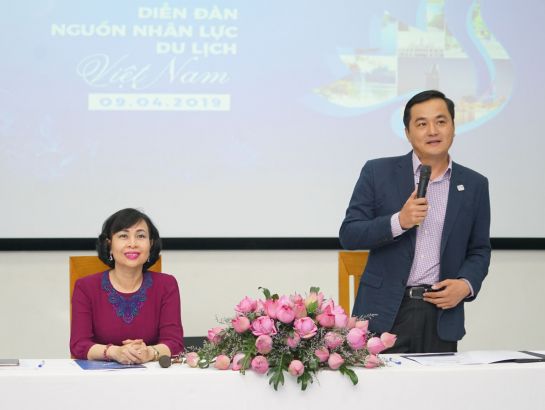 ThS Bùi Tá Hoàng Vũ, Giám đốc Sở Du lịch TP.HCM (phải) trả lời câu hỏi của phóng viên.