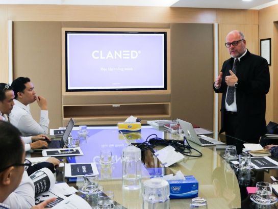 Ông Pertti Jalasvirta, cố vấn cao cấp của Tập đoàn Claned giới thiệu chi tiết về mô hình cá nhân hóa học tập của Claned (12/9/2017)