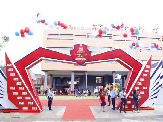 The new campus is built on nearly 9000m2 area, with more than 80 classrooms and 10 function rooms, complete with playground, relaxation area included library, pool, multipurpose pitch, yard lobby, dormitory ... all are equipped modern international standards