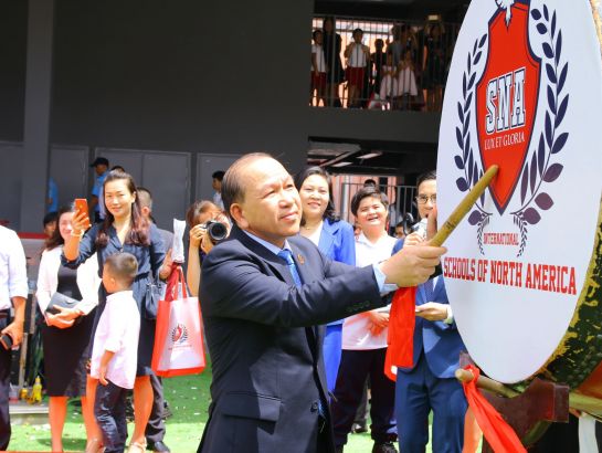 Dr. Ha Huu Phuc - Director of the Ministry of Education and Training's Representative Office in Ho Chi Minh City beated the drum to start the new school year at SNA's new Him Lam Campus