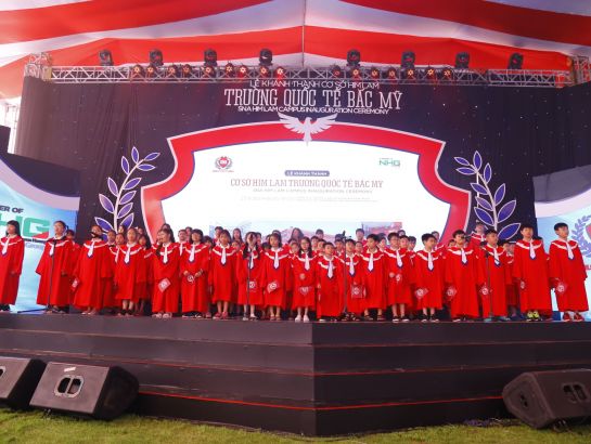 SNA students sang chorus at the inauguration ceremony of Him Lam Campus