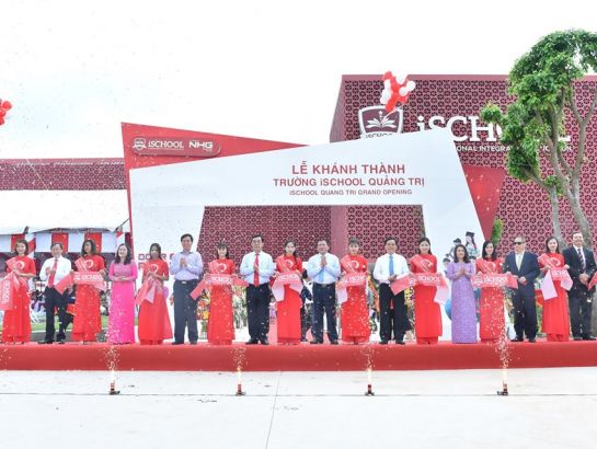 The ribbon-cutting ceremony was held solemnly in the presence of many parents and students