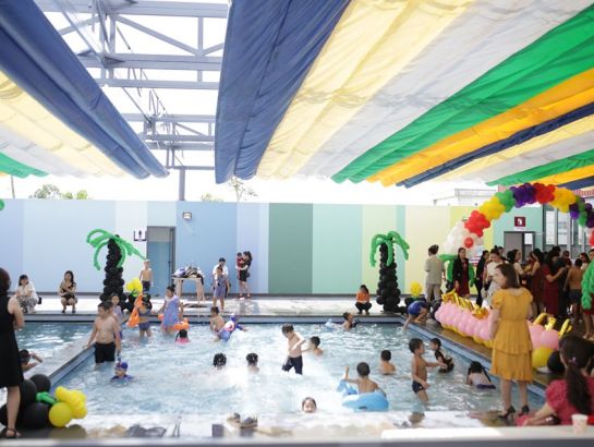 Tiệc hồ bơi được tổ chức tại trường thu hút nhiều học sinh tham gia trải nghiệm