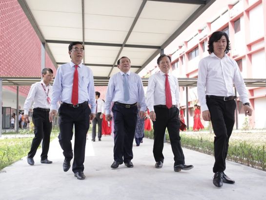 Mr. Hoang Duc Tham – Principle of iSchool leading the delegation around the school.