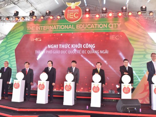 Bộ trưởng Bộ Giáo dục – Đào tạo Phùng Xuân Nhạ (đứng giữa) cùng lãnh đạo tỉnh Quảng Ngãi và Hiệu trưởng các hệ thống giáo dục của Tập đoàn  Nguyễn Hoàng ấn nút khởi công dự án “Thành phố giáo dục quốc tế” 