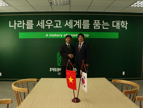 Prof. Sang-Gi Min, Group President of KU and Associate Prof., Dr. Thai Ba Can, President of HIU shaked hands at the new KU's representative office at HIU building, 215 Dien Bien Phu, HCMC