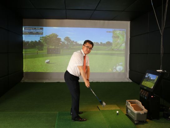 Mr. Chan-hee Park, Vice President of KU at first indoor golf playing room in a Vietnamese university - located at KU's representative office 