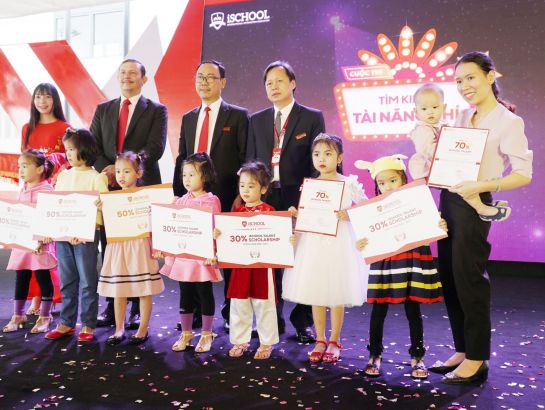 Also in the event, iSchool rewarded scholarships to children talents of Quang Tri province in the contest “iTalent – Finding the children talents”.