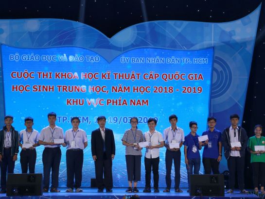 PGS.TS Thái Bá Cần, Phó tổng giám đốc phát triển Đại học NHG trao giải cho các học sinh.