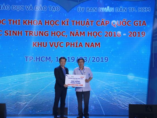 Dr. Vu Tuong Thuy - Vice president of Hoa Sen University awarding scholarships at the competition.