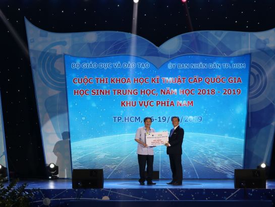 Dr. Vu Van Dong, Vice President of Ba Ria Vung Tau University (BVU) awarding scholarships at the competition.  