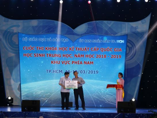 TS. Lê Mạnh Hải - Trưởng khoa CNTT Trường Đại học Gia Định (GDU) trao học bổng tại hội thi.